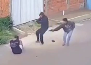 Vídeo: pist0las de dois bandid0s falham e jovem escapa da m0rte milagrosamente