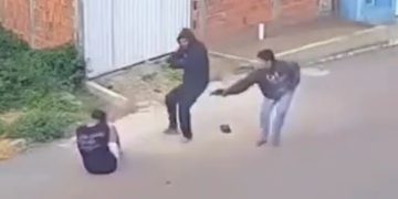 Vídeo: pist0las de dois bandid0s falham e jovem escapa da m0rte milagrosamente