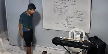 Vídeo: Em Manaus, homem flagrado invad1nd0 academia é flagrado arromband0 escola e levando tudo