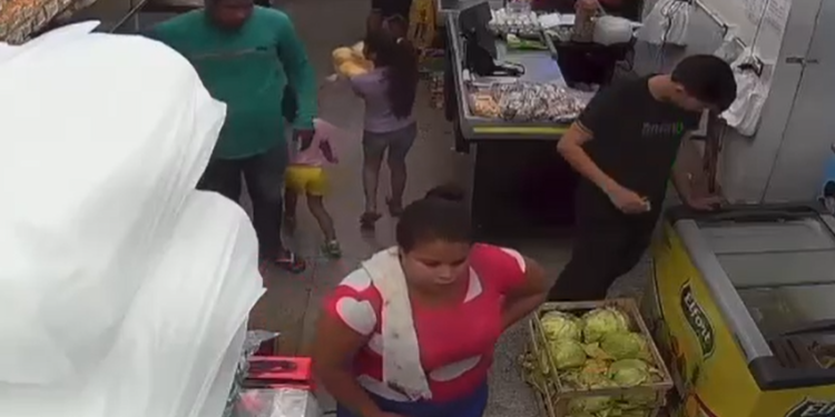 Clientes e cr1anças são rendidos durante ass@lto a loja de frios em Manaus; vídeos
