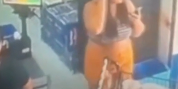 Vídeo: Trio de mulheres age em conjunto para furt@r queijos em supermercado de Manaus