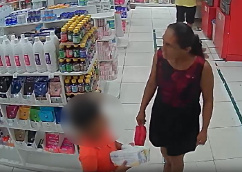 Vídeo: Mulher é flagrada ensinando cr1anç@ a furt@r em drogaria na Zona Leste de Manaus