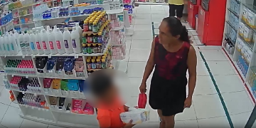 Vídeo: Mulher é flagrada ensinando cr1anç@ a furt@r em drogaria na Zona Leste de Manaus