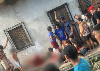 Vídeo mostra homem ex3cutad0 com vários t1r0s no beco Pantanal, na Compensa; veja