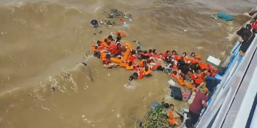 Corpo de Bombeiros resgata embarcação que naufragou em Manaus a 50 metros de profundidade