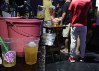 Adega lotada de menores bebendo até cair é fechada em Manaus