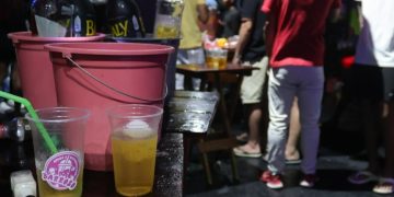 Adega lotada de menores bebendo até cair é fechada em Manaus