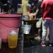 Adega lotada de menores bebendo até cair é fechada em Manaus