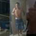 Vídeos: após dancinha com armament0 do pai, jovem é castigad0 por ele: ‘não é isso que te ensino’