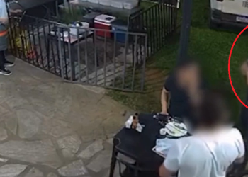 PF descontrolado aborda amigos em jantar, aponta arm@ e questiona: ‘Vocês são um casal?’; veja