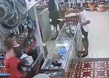 Suspeit0 cara de madeira comete furt0 em loja do Centro de Manaus sem ninguém perceber