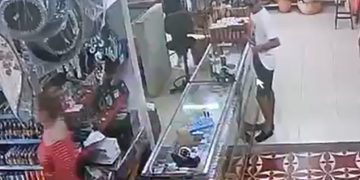 Suspeit0 cara de madeira comete furt0 em loja do Centro de Manaus sem ninguém perceber