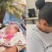 Policial amamenta bebê de dois meses jogada no bueiro pela mãe; pais são pres0s