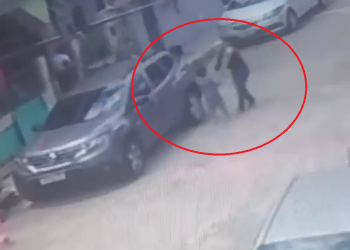 Veja mulher tentando s3questrar menino de 4 anos e sendo impedida por vizinha em Manaus; vídeo