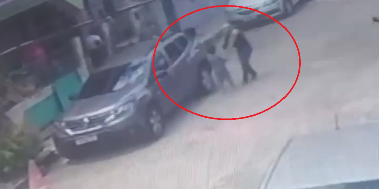 Veja mulher tentando s3questrar menino de 4 anos e sendo impedida por vizinha em Manaus; vídeo
