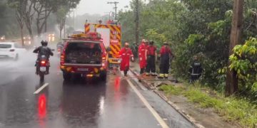 Casal é arr3m3ssado em mata após moto ser atingida por carro desgovernado na avenida do Turismo