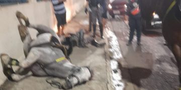 Policial se fere após cavalo bater em parede durante susto com fogos em Manaus; vídeo