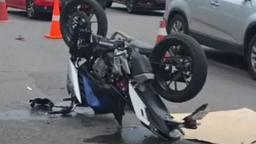 Militar é socorrido após b4ter moto na traseira de caminhão em Manaus