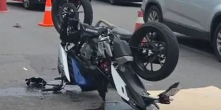 Militar é socorrido após b4ter moto na traseira de caminhão em Manaus