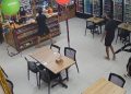 Vídeo mostra momento em que trio invade loja de conveniência no Tarumã e foge com dinheiro