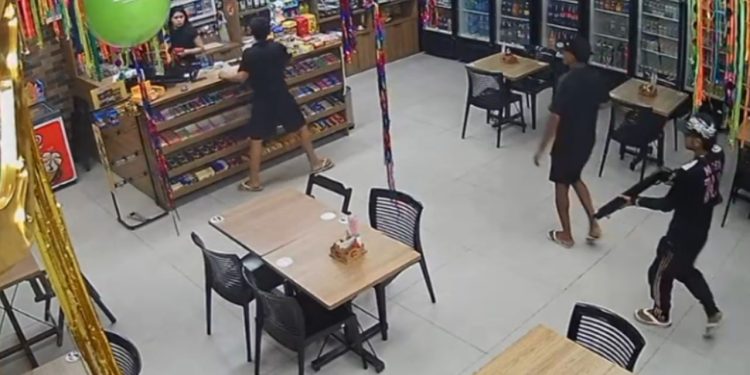 Vídeo mostra momento em que trio invade loja de conveniência no Tarumã e foge com dinheiro