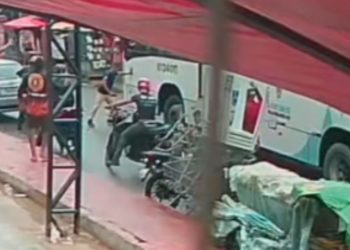 Vídeo mostra motociclista sendo atropelado por ônibus na zona norte de Manaus