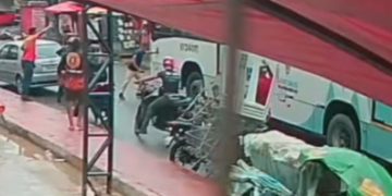 Vídeo mostra motociclista sendo atropelado por ônibus na zona norte de Manaus