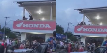 Vídeo mostra homem jogando garrafa em foliões durante festa do Bloco da Maizena no AM
