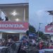 Vídeo mostra homem jogando garrafa em foliões durante festa do Bloco da Maizena no AM