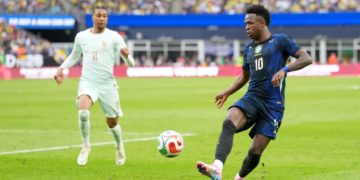 Brasil perde para França por 2 a 1 na estreia de Ancelotti