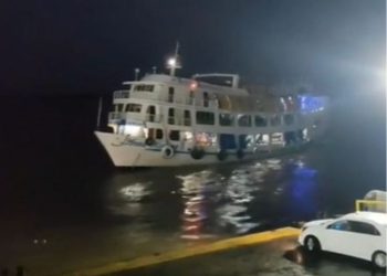 Homem é bal3ad0 em embarcação e se joga no rio para escapar da m0rt3 no Porto de Manaus