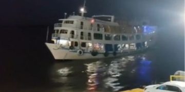 Homem é bal3ad0 em embarcação e se joga no rio para escapar da m0rt3 no Porto de Manaus