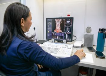 Carreta de Tomografia da UEA leva atendimentos gratuitos para comunidade acadêmica e público externo