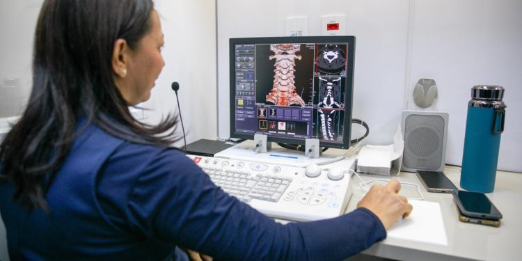 Carreta de Tomografia da UEA leva atendimentos gratuitos para comunidade acadêmica e público externo
