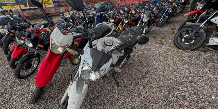 Detran abre visitação para quem vai comprar motos no leilão em Manaus