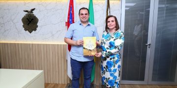 Presidente Roberto Cidade recebe da conselheira Yara Lins o relatório de prestação de contas do TCE-AM