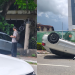C0lisão entre veículos termina com carro cap0tado e outro destruind0 grade de condomínio no Parque 10