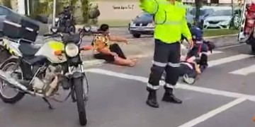 Vídeo: Casal em moto é at1ngido por carro e trânsito trava no V8, em Manaus