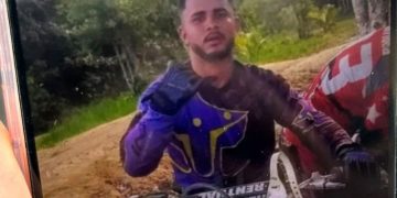 Jovem sai para trabalhar, m0rr3 ao ser atingido por carr0 e tem a moto r0ubada em Manaus