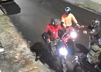 Vídeo: Cr1m1n0sos cercam motociclista e r0ubam moto no bairro Cidade Nova