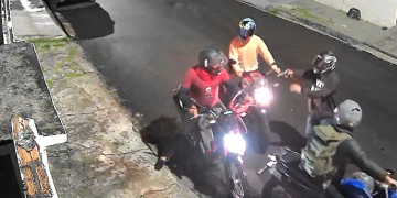 Vídeo: Cr1m1n0sos cercam motociclista e r0ubam moto no bairro Cidade Nova