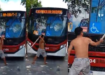Vídeo: ônibus é atacad0 por “Curupira” em Manaus