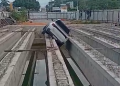 Vídeo: Carro cai dentro de obra e fica preso em estrutura de concreto em Manaus