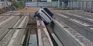 Vídeo: Carro cai dentro de obra e fica preso em estrutura de concreto em Manaus