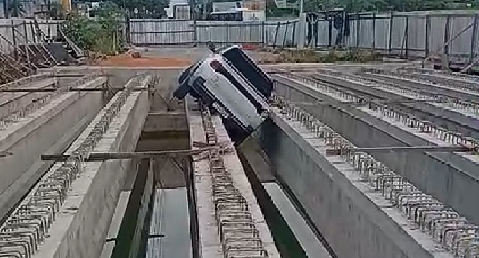 Vídeo: Carro cai dentro de obra e fica preso em estrutura de concreto em Manaus