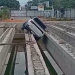 Vídeo: Carro cai dentro de obra e fica preso em estrutura de concreto em Manaus