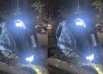 Vídeo: veículo em alta velocidade a caminho da Ponta Negra tomba poste em Manaus