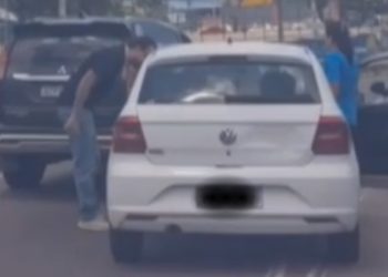 Vídeo: homem cospe e tenta partir para agressão contra uma motorista em Manaus
