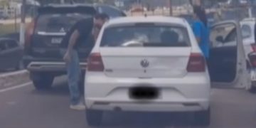 Vídeo: homem cospe e tenta partir para agressão contra uma motorista em Manaus