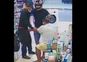 Vídeo: dupla rende comerciante no Centro de Manaus e ameaça dar tir0